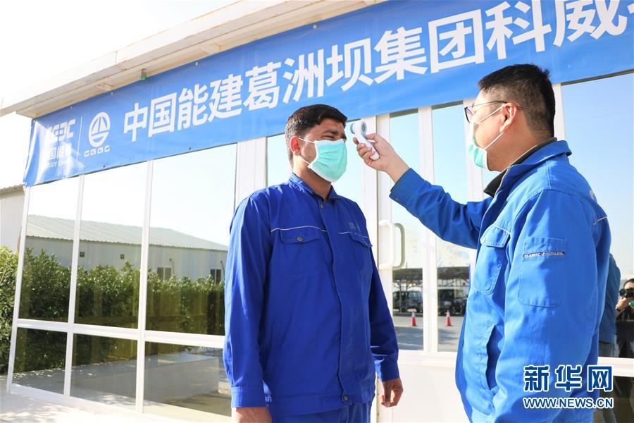 （國(guó)際疫情&middot;圖文互動(dòng)）（6）通訊：防疫、生產(chǎn)兩不誤，沙漠現(xiàn)&ldquo;棋盤(pán)&rdquo;&mdash;&mdash;記中企承建科威特住房基建項(xiàng)目