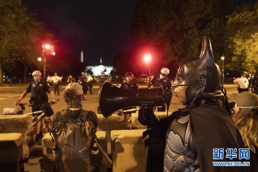 (國際)(4)美國白宮外警察和示威者發(fā)生沖突和對峙