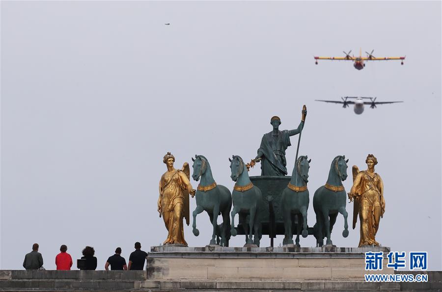 (國際)(5)法國國慶節(jié)閱兵式致敬抗疫公民