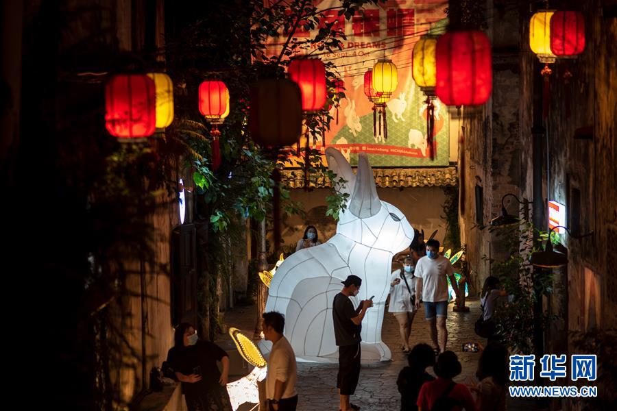 （國際&middot;圖文互動）（6）玉兔花燈映照吉隆坡月夜