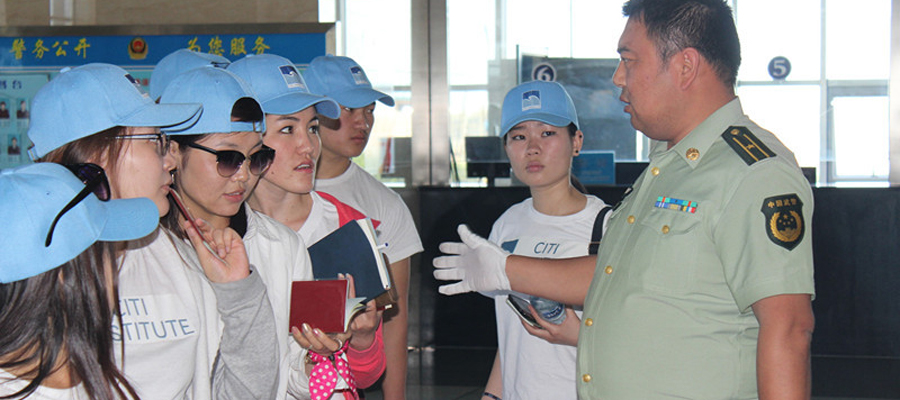 內蒙古二連浩特邊檢站為蒙古國學生提供優(yōu)質通關服務