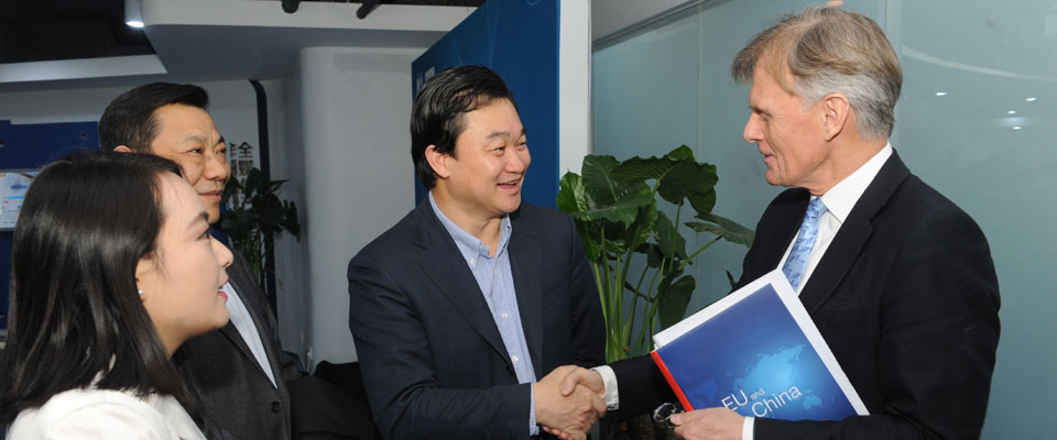 新華網(wǎng)董事長、總裁田舒斌會見丹麥駐華大使裴德盛