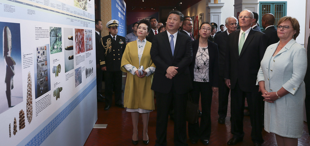 習(xí)近平和彭麗媛同秘魯總統(tǒng)庫琴斯基夫婦共同出席中拉文化交流年閉幕式并參觀&ldquo;天涯若比鄰－華夏瑰寶展&rdquo;