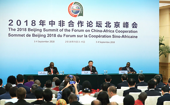 習(xí)近平同拉馬福薩、薩勒共同會(huì)見(jiàn)記者