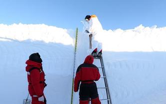 特寫：南極&ldquo;白夜&rdquo;采集雪坑樣品記