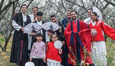 外國(guó)友人&ldquo;穿漢服 賞春色&rdquo;