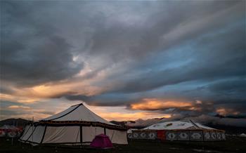 晨曦中的&ldquo;帳篷城&rdquo;