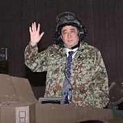安倍"登戰(zhàn)車(chē)秀強(qiáng)硬"