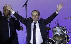 法國(guó)當(dāng)選總統(tǒng)奧朗德在巴黎參加慶?；顒?dòng)(組圖)