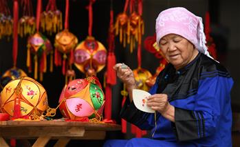 七旬&ldquo;中華巧女&rdquo;的繡球情